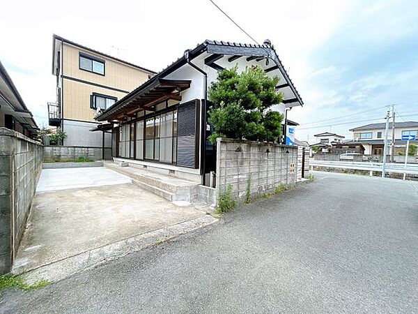 【リフォーム済】現地外観写真です。駐車場拡張工事を行っています。