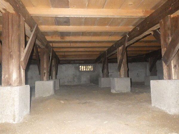 中古住宅の3大リスクである、雨漏り、主要構造部分の欠陥や腐食、給排水管の漏水や故障を2年間保証します。その前提で床下まで確認の上でリフォームし、シロアリの被害調査と防除工事もおこないます。