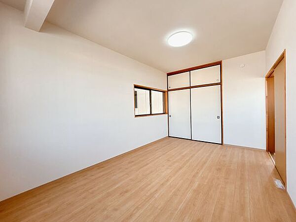 【リフォーム済】2階洋室写真です。二面採光で明るいお部屋です。