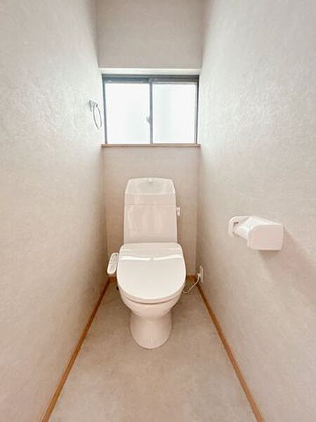 【リフォーム済】トイレは温水洗浄機能付きに新品交換しました。キズや汚れが付きにくい加工が施してあるのでお手入れが簡単です。直接肌に触れるトイレは新品が嬉しいですよね。