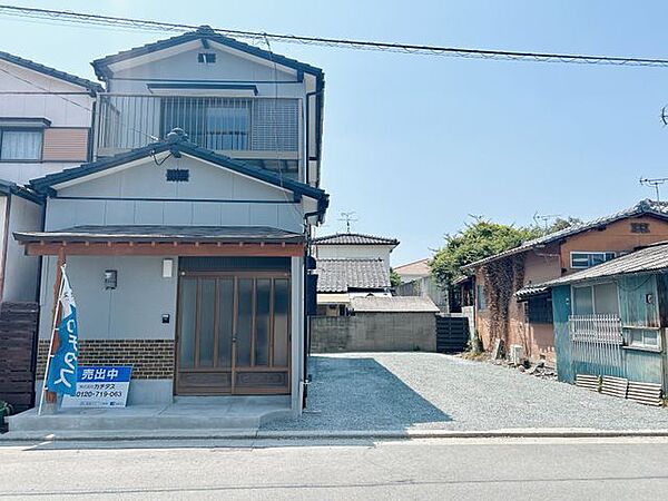 【リフォーム済】外観写真です。前面道路も広く、駐車のしやすい形状となっております。