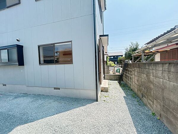 【リフォーム済】別角度の外観写真です。