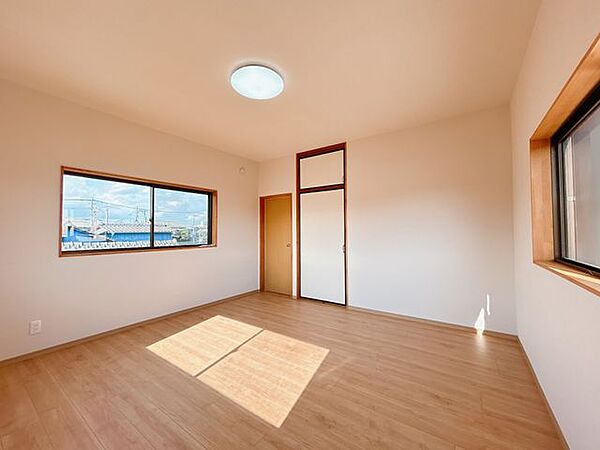 【リフォーム済】2階8帖の洋室です。各居室に収納を設置しております。