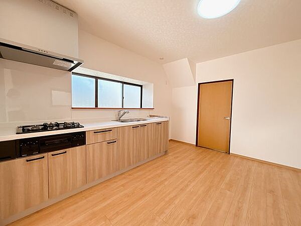 【リフォーム済】システムキッチンは新品に交換しました。天板は熱に強く傷つきにくいタイプを使用しています、毎日のお手入れが簡単です。