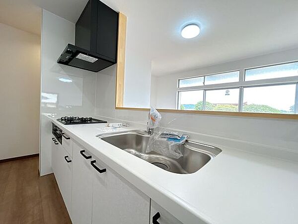 【リフォーム済】キッチンはハウステック製の新品に交換しました。天板は熱や傷にも強い人工大理石仕様なので、毎日のお手入れが簡単です。