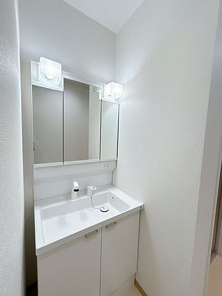 【リフォーム済】洗面化粧台はハウステック製の新品に交換しました。間口75cmの大型の洗面ボウルは洗顔・洗髪はもちろん、つけ置き洗いにも使えます。コンセント付きです。