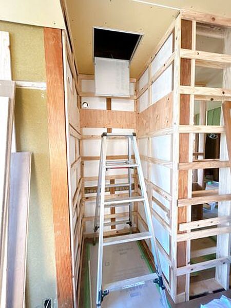 【リフォーム中】7.25帖の洋室にある収納です。点検口があります。