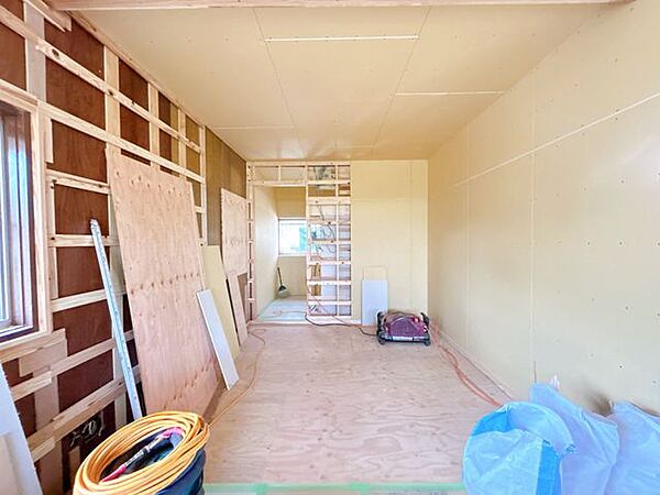【リフォーム中】リビングから続く4.5畳の和室です。