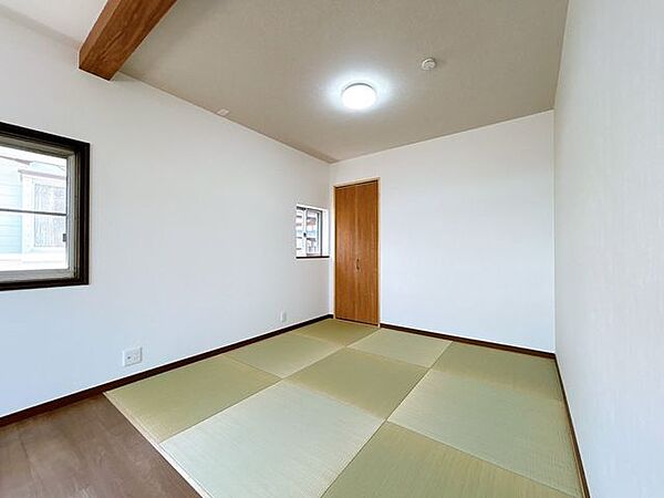 【リフォーム済】リビングから続く4.5畳の和室の写真です。アクセントクロスを入れてもらい今風のお部屋に仕上がりました。
