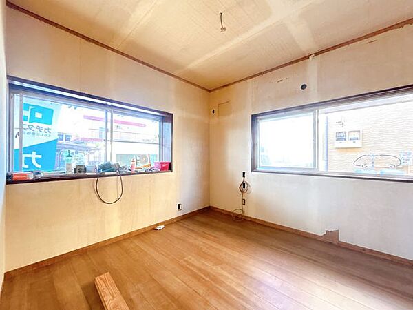 【リフォーム中】玄関入ってすぐの4.5帖の洋室です。