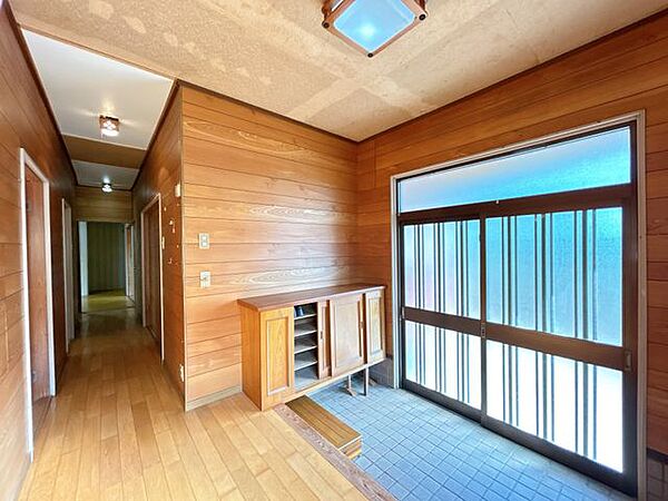 【リフォーム中】玄関内の写真になります。リフォームで新しいシューズボックスが入ります。