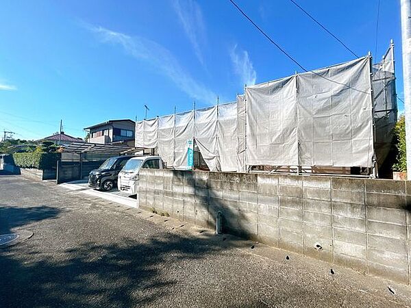 【リフォーム中】駐車場は拡張予定となっております。現状2台駐車可能ですが、1台分駐車場を拡張する予定です。