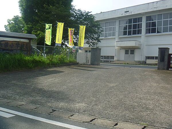 長洲町立六栄小学校まで1800m（徒歩23分）です。