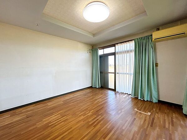 【リフォーム中】別角度の1階8帖洋室写真です。床材交換・クロス張替え・照明交換等行います。