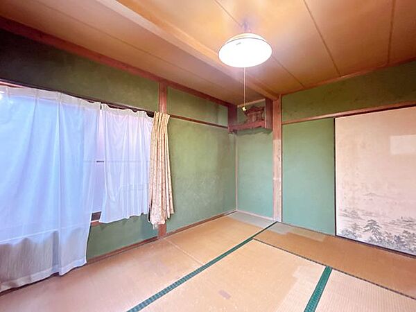 【リフォーム中】別角度の1階南側洋室写真です。床材交換・クロス張替え・照明交換等行います。