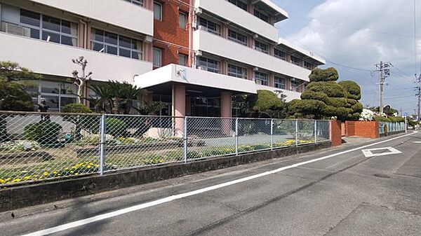 やまと小学校まで2700mです。