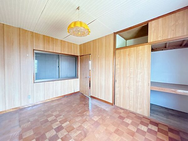 【リフォーム中】2階南西側洋室写真です。床材交換・クロス張替え・照明交換等行います。