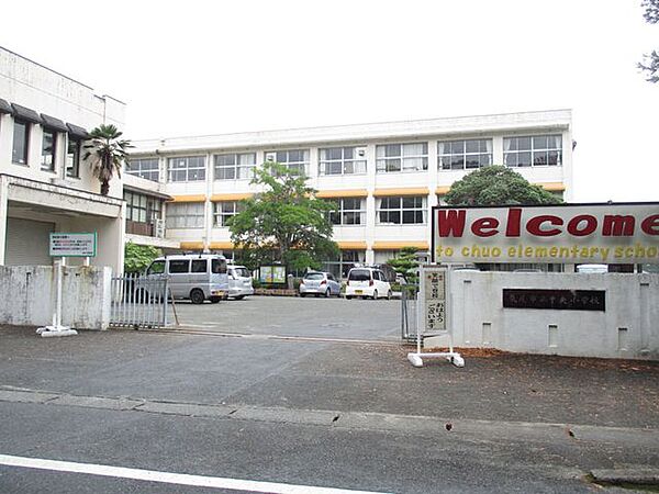 荒尾中央小学校まで600mです。