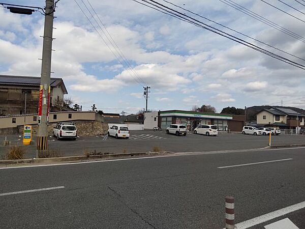 ファミリーマート大牟田歴木店様まで950m、徒歩12分