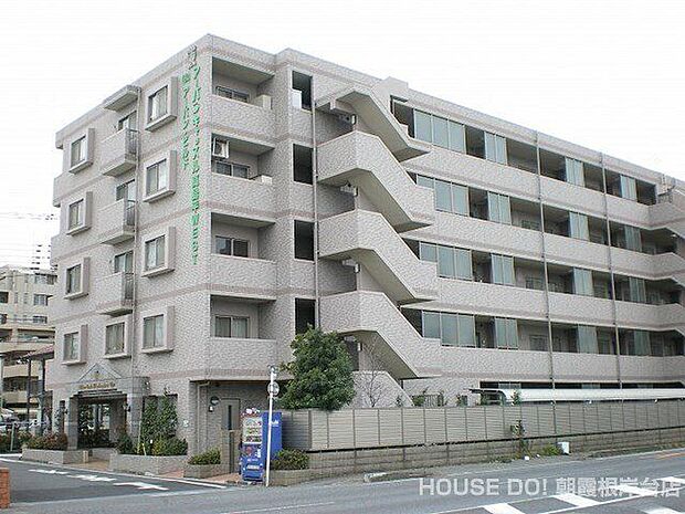 都営三田線始発駅「西高島平」駅徒歩約9分の好立地タイル張りのマンションです