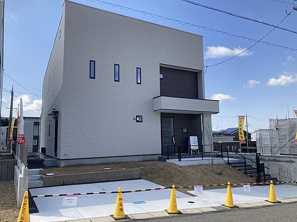 【当社施工例】土地面積：202.23平米（61.17坪）建物面積：117.04平米（35.40坪）ガレージ３台と南側の庭には屋根付きテラスあります