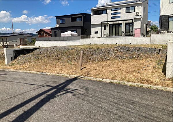 【自由設計区画】27-17号地【南向き】●土地価格　704万円【坪単価約11万円】●土地面積　211.82平米（64.07坪）