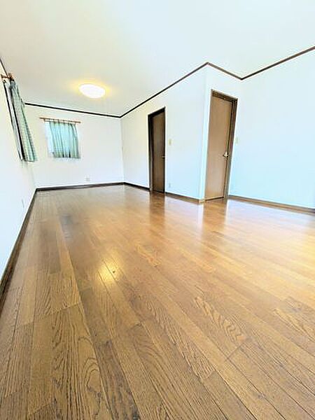 2部屋に区切って4LDKの間取りへ変更可能です♪