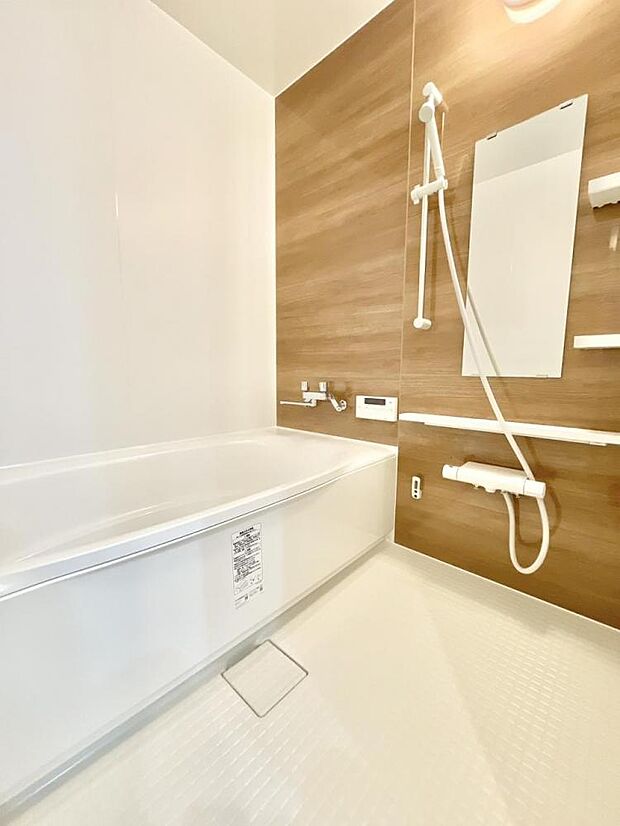 【浴室】浴室はLIXIL製の新品のユニットバスに交換致しました。床は水はけがよく汚れが付きにくい加工がされているのでお掃除ラクラクです。