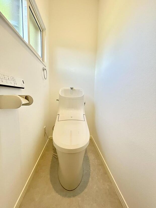 【トイレ】トイレはLIXIL製の温水洗浄機能付きに新品交換します。キズや汚れが付きにくい加工が施してあるのでお手入れが簡単です。直接肌に触れるトイレは新品が嬉しいですよね。