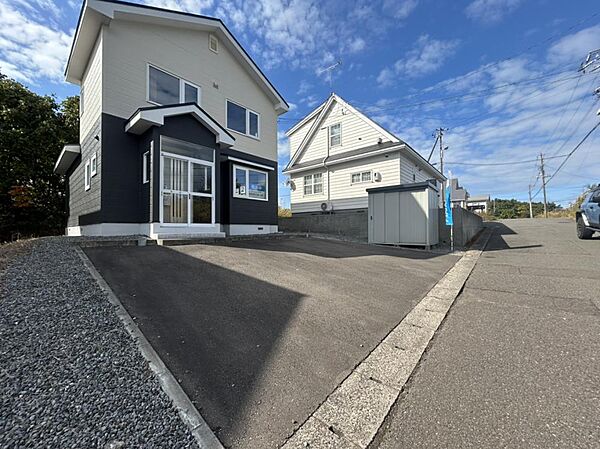 【リフォーム済】アスファルト舗装された駐車場は2台のカースペースがございます。住宅は外壁や屋根を塗装致しました。