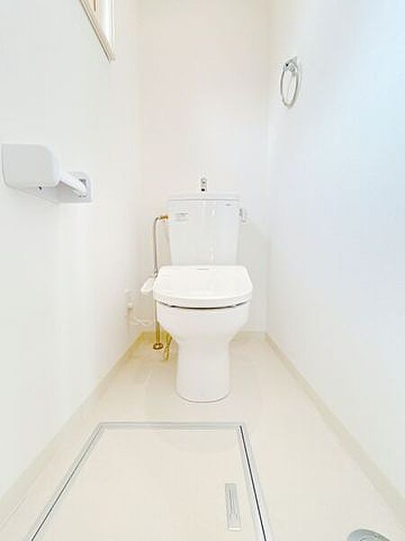 【リフォーム済】トイレは温水洗浄機能付きに新品交換しました。キズや汚れが付きにくい加工が施してあるのでお手入れが簡単です。直接肌に触れるトイレは新品が嬉しいですよね。