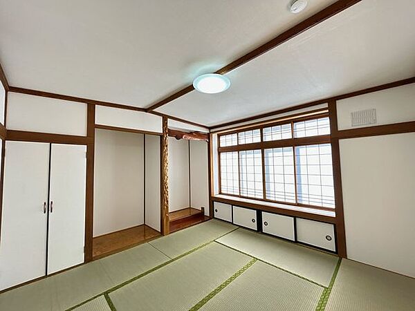 【リフォーム済】明るく落ち着く和室になっています。イグサの香りに癒される、居心地の良いお部屋に仕上がりました。お友達や親類が泊まるときの客間に1部屋は必要ですね。
