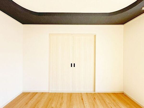 【リフォーム済】リビングから続く和室の建具は引き戸へ新品交換致しました。扉を開放すると8畳の和室が続きます。