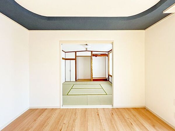 和室への建具は戸袋へ、解放感があります。リビング10帖に8畳の和室と6帖のキッチンが続きますので広々ですね。