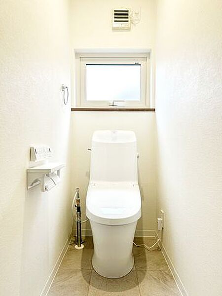 【リフォーム済】1階トイレです。リフォームでは温水洗浄機付きの便器を新品交換、床をクッションフロア上張り、クロス張替えを行いました。