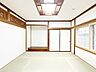 室内：【リフォーム済】1階6帖和室です。畳を表替え、クロス張替え、照明器具交換などを行いました。綺麗な和室空間になります。