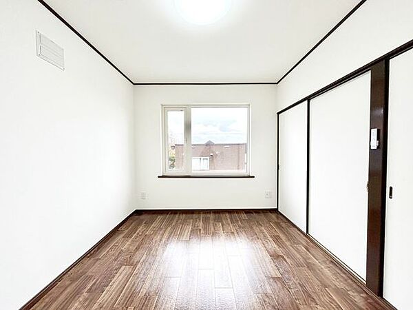 【リフォーム済】2階6.5帖洋室です。床クッションフロア上張り、クロス張替え、照明器具交換を行いました。
