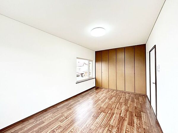 【リフォーム済】2階6.8帖洋室です。床クッションフロア上張り、クロス張替え、照明器具交換を行いました。