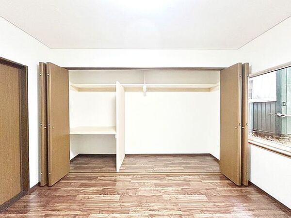 1回の洋室の収納になります、大型のクローゼットが設置されています。