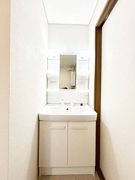 【リフォーム済】洗面化粧台は現状のものを美装、メンテナンスを行います。シャワー水栓となっております。