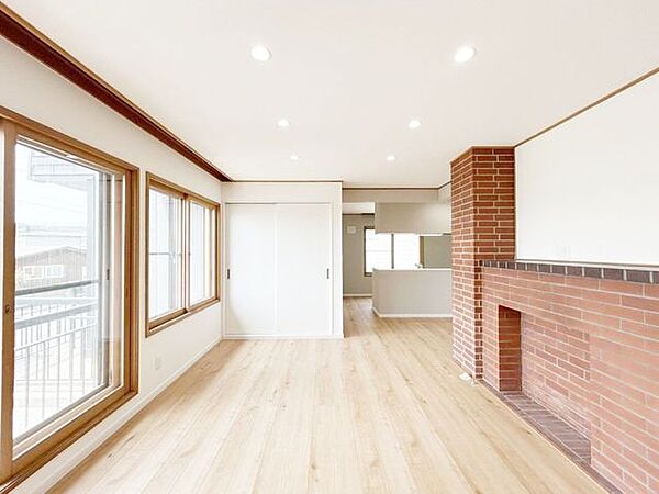 【リフォーム済】LDKは広々の24帖です。対面キッチンですのでお話しながらテレビを見ながら家事がこなせますね。駐車場は住宅前と住宅組み込みの車庫がございます。