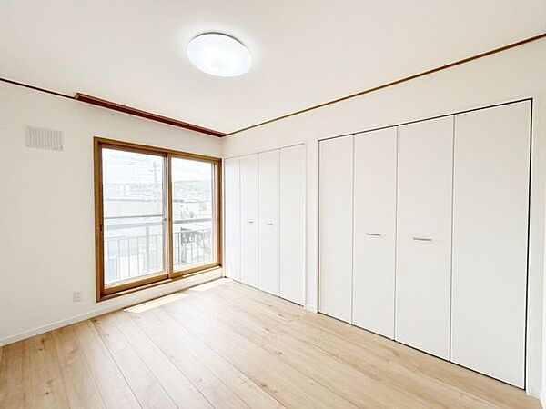 【リフォーム済】3階洋室6帖です。クロスを貼替照明器具も交換致しました。物入もクローゼットに致しました。