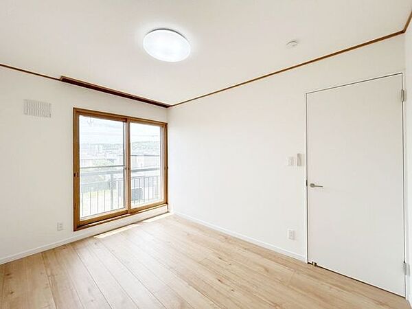 【リフォーム済】3階階段側洋室6帖です。クロスを貼替照明器具も交換致しました。