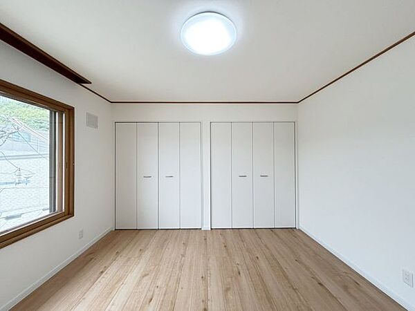 【リフォーム済】3階洋室8帖です。床を張替し照明器具も交換致しました。壁一面にクローゼットですので収納にも困りませんね。