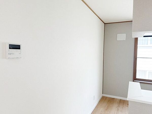 【リフォーム済】キッチン横には給湯ボイラーのリモコン設置しました、温度調整などできます。