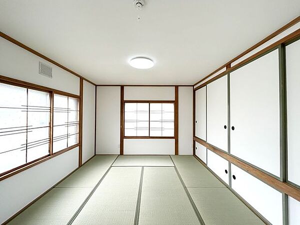 【1階和室】8帖の和室になります、畳表替え、クロスの張替えをいたしました。