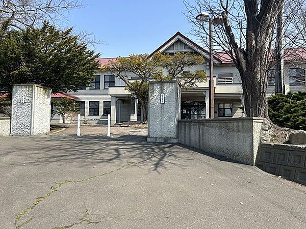 洞爺湖町立虻田小学校まで1500ｍ