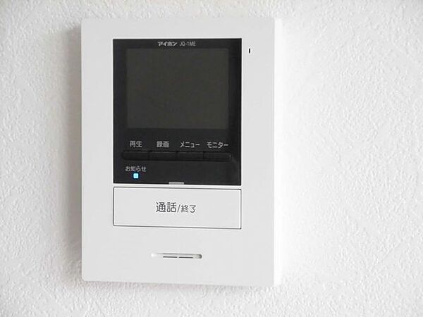 【同仕様写真】新しく設置したドアホンはカラーモニター付き。リビングに設置のモニターで玄関にいらしたお客様を確認してから応対できます。留守中の来客も記録できるので防犯面でも安心ですね。