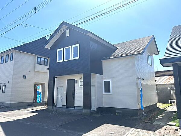 【リフォーム済】外壁や屋根は塗装致しました。外壁が傷んでいるところは一部張替致しました。色分けをしてアクセントを取りました。