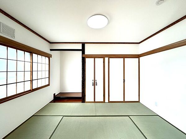 【リフォーム済】1階和室です。畳を表替え致しました。クロスを貼替し木部オイルステイン塗装致しました。